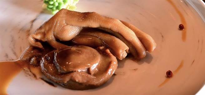 台中兰克斯特将能品尝到米其林三星餐厅「颐宫」的知名料理，图为「中东吉品五头鲍扒广肚鹅掌」。（图／云品国际提供）