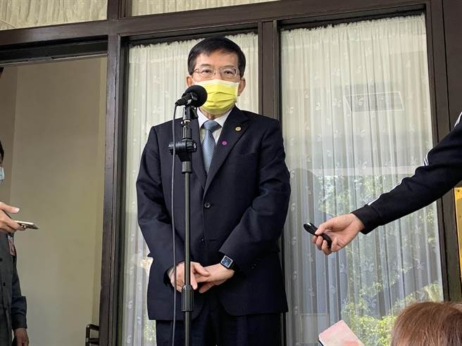交通部長王國材今表示，若防疫旅館價格超出原來價格的20％，就認定是哄抬，將取消政府補助每天每房1000元。（林縉明攝）
