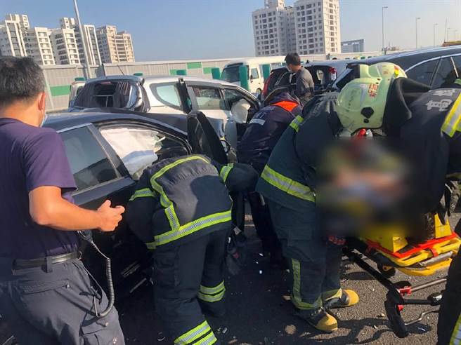 国道10号东向3公里处过鼎金系统16日上午8时许发生6部汽车追撞事故，警消到场抢救伤者。（翻摄照片／林瑞益高雄传真）
