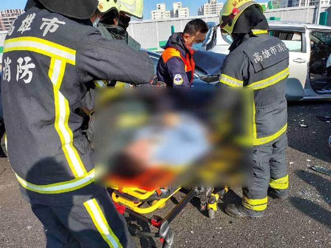 国道10号东向3公里处过鼎金系统16日上午8时许发生6部汽车追撞事故，警消到场抢救伤者，将伤者送医。（翻摄照片／林瑞益高雄传真）