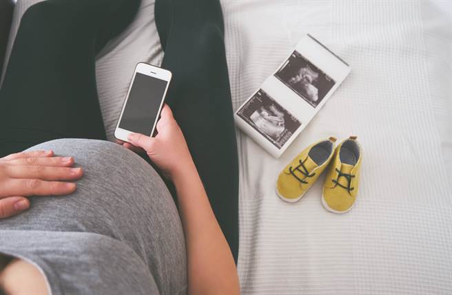 江女連生9名子女引發熱議，之後被踢爆是小三，這段婚外情曝光，竟是被元配的3歲兒子意外發現。(達志影像/shutterstock提供)