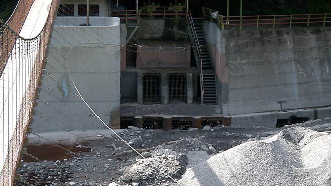 台东县鹿野大圳进水口被大量土石堵住，水隧道无水可供当地农民灌溉使用。（蔡旻妤摄）