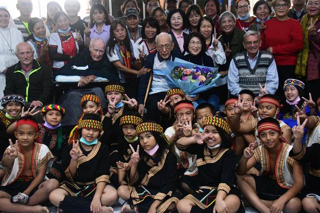 在台東無私奉獻55年，葛德神父今天搭機回瑞士，縣府舉辦溫馨歡送儀式。（莊哲權攝）