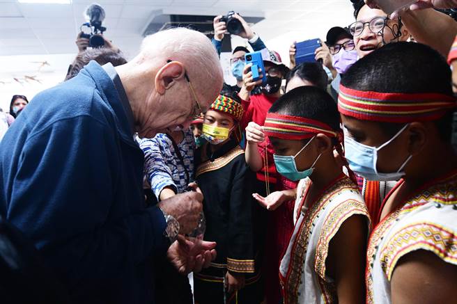 葛德神父把大家送給他的金飾等禮物，又轉送給旁人。（莊哲權攝）