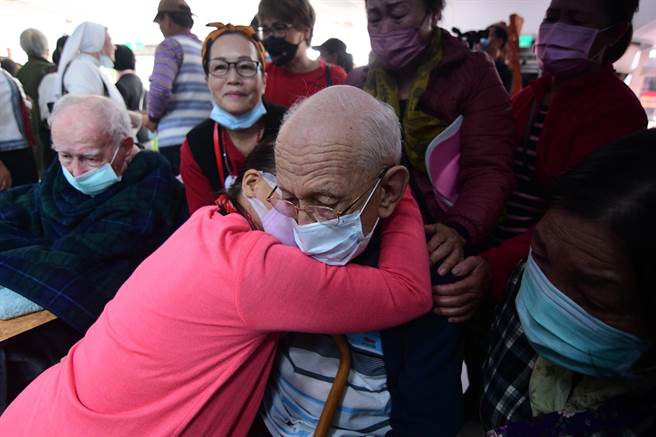 葛德神父今天搭機回瑞士，教友熱情擁抱，依依不捨。（莊哲權攝）