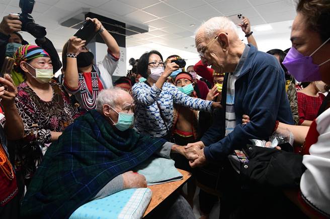 葛德神父與繼續留在台東的魏主安神父互道珍重再見。（莊哲權攝）