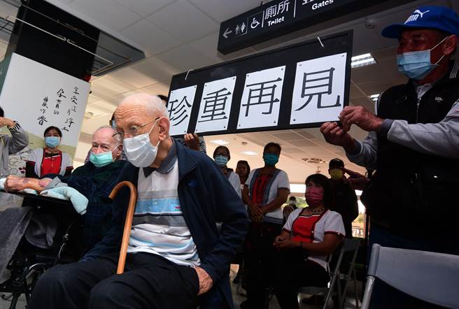 在台東無私奉獻55年，葛德神父今天搭機回瑞士，許多教友到機場送別。（莊哲權攝）