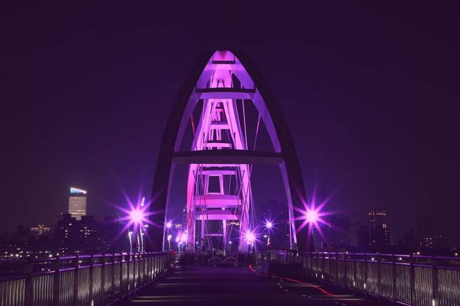 新月桥17日晚间将点亮紫灯，唤起民眾关注早产儿议题。（新北市卫生局提供）