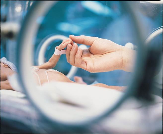 国民健康署2020年出生通报统计，每10位新生儿就有1位是早产儿。（新北市卫生局提供）