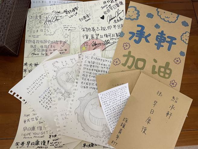 宋姓男大生转进普通病房，也收到很多亲友及社会给他加油打气的鼓励。（宋母提供）