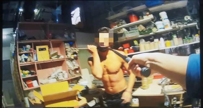 萧男露出六块肌与警对峙。（警方提供）