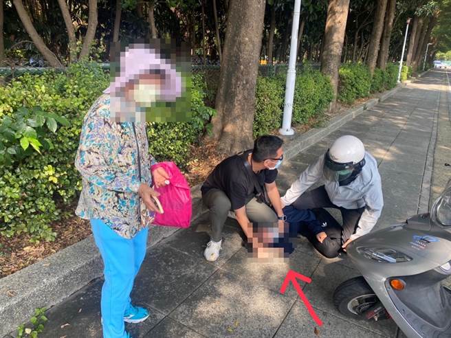 楠梓两名警员配合被骗妇人，在车手取款后，将车手（箭头处）压制在地。（翻摄照片／林瑞益高雄传真）