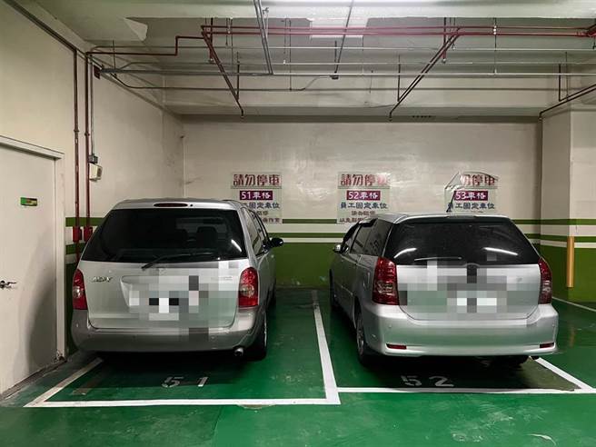 施景中曾分享台大医院停车场照片，指出血液科医师「周叔叔」为了方便他进出，总是将车子贴着墙壁停靠。（图／翻摄自施景中脸书）