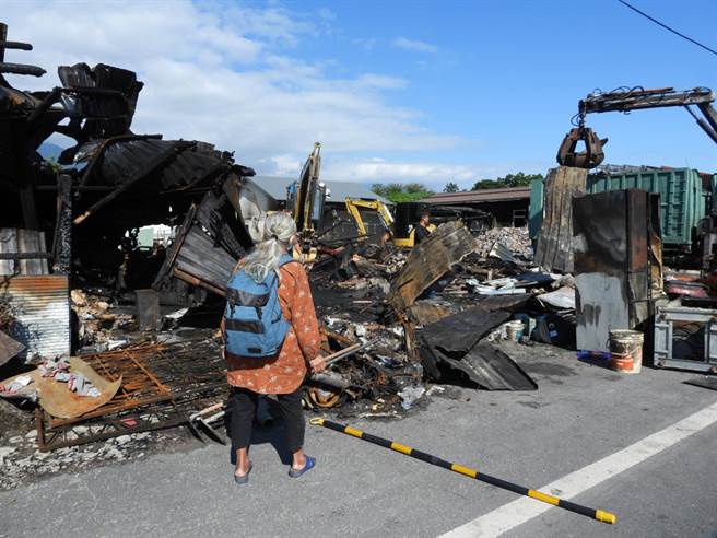 花莲义消黄鼎淇今号召友人协助清理林妇家园，让她十分感激。（罗亦晽摄）