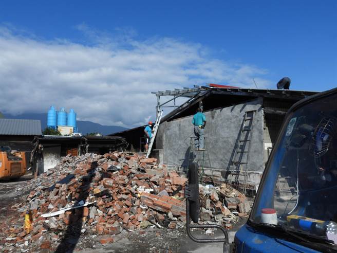 花莲义消黄鼎淇今号召友人协助清理林妇火灾过后的家园，让她十分感激。（罗亦晽摄）