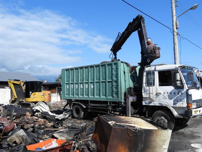 花莲义消黄鼎淇今号召友人协助清理林妇火灾过后的家园，让她十分感激。（罗亦晽摄）