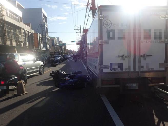 機車駕駛因搶快超車，不慎撞到路旁違停的小貨車，後方2部機車閃避不及也撞上。（桃園市八德警分局提供／陳夢茹桃園傳真）