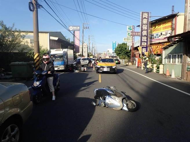 後方2部機車閃避不及也紛紛撞上，造成4部車輛受損、3名機車騎士受傷。（桃園市八德警分局提供／陳夢茹桃園傳真）