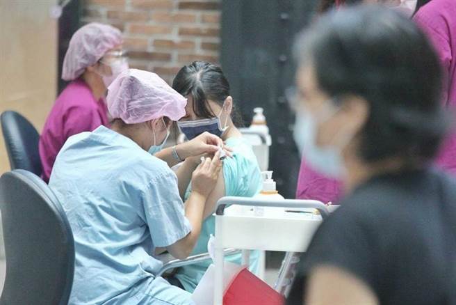 70多万高端接种者面临无法出国窘境，为此指挥中心开放有急需者间隔28天候，可带相关文件补打他牌疫苗，引发争议。图为民眾在新光医院科教馆疫苗接种站施打高端疫苗。(杜宜谙摄)