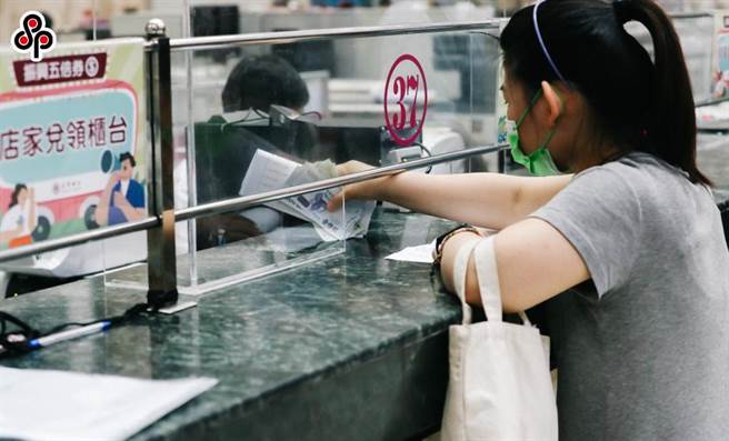 中央大學調查發現，國人消費者的破產指數偏樂觀，顯見對於債務規畫觀念不足。(意示圖／本報資料照)