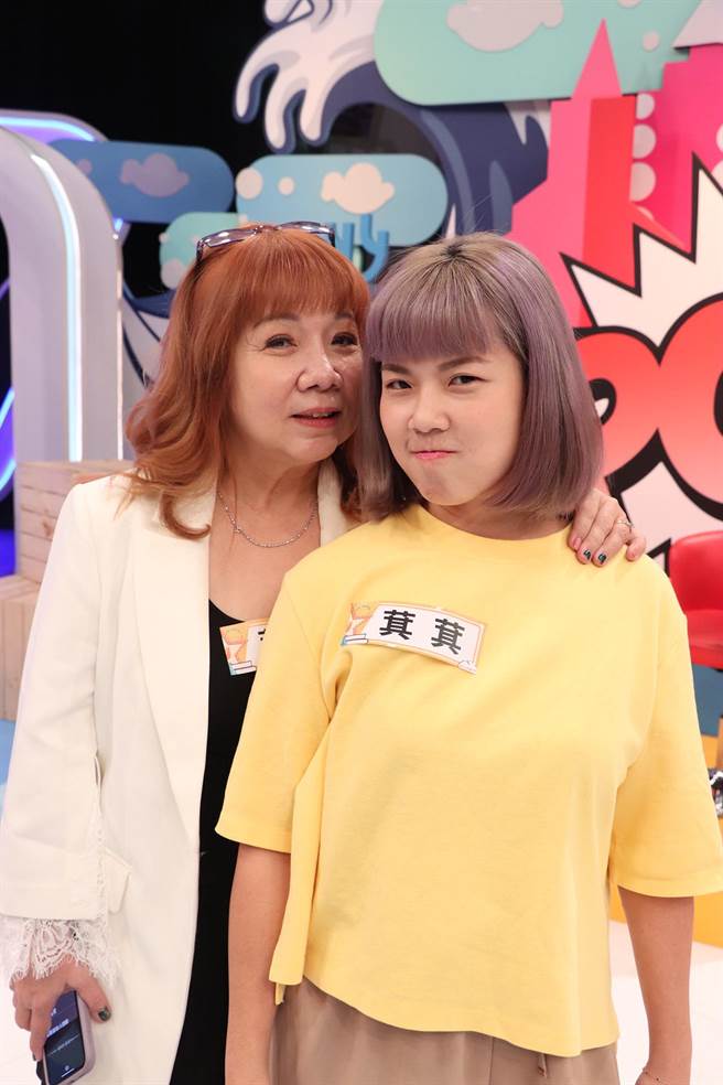 萁萁与萁妈。（中天综合台提供）