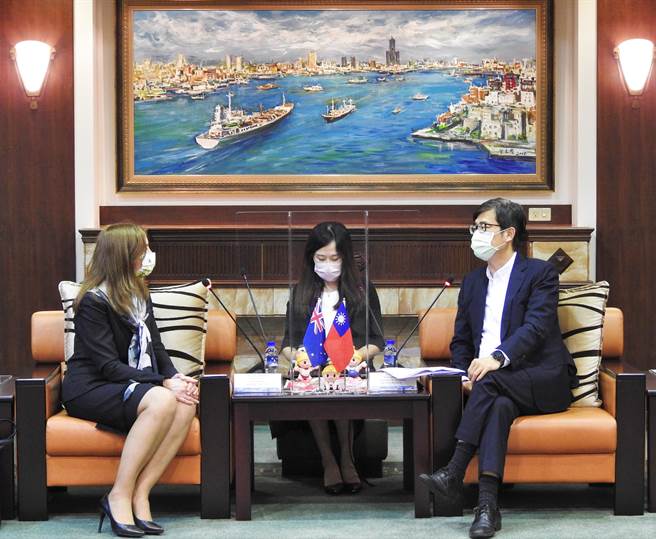露珍怡代表與陳其邁市長就經貿合作、能源轉型、雙語教學等議題交換意見 。（高雄市府提供／洪靖宜高雄傳真）
