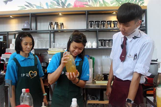 伊甸身障青年小珍參加異人館職涯課程，親手為客人製作飲料。（伊甸提供／洪榮志台南傳真）