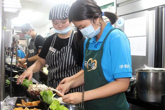伊甸身障青年小珍參加異人館職涯體驗課程，學習挑選新鮮蔬菜。（伊甸提供／洪榮志台南傳真）