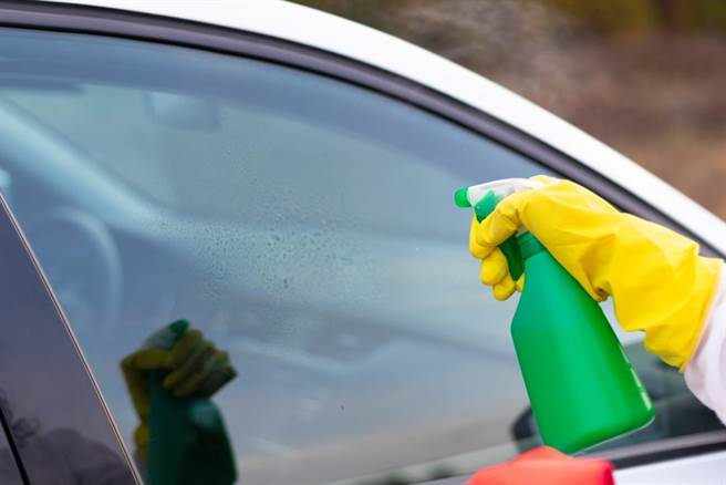 新竹一名爸爸日前开车带妻小出门，等红绿灯时遭不明男骑士敲车窗示意降下窗户，下秒竟往车内泼洒尿液。(示意图/shutterstock)
