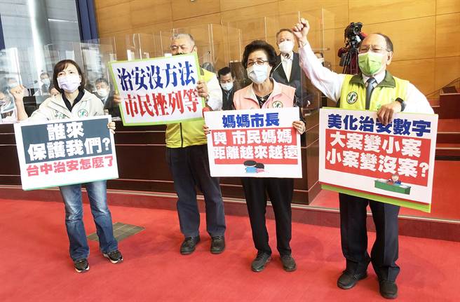 市议员陈淑华、萧隆泽、邱素贞、谢明源（由左至右）抨击说，治安没方法、市民挫列等。（陈世宗摄）