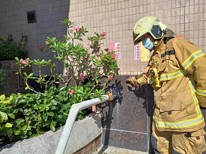 台南市政府消防局专责安检小组会同新营消防分队，针对辖内3栋高层建筑物进行消防安检。（台南市消防局提供／张毓翎台南传真）