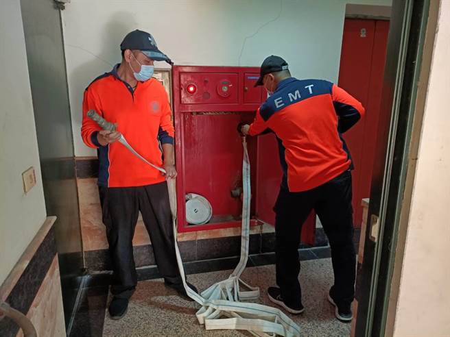 台南市政府消防局专责安检小组会同新营消防分队，针对辖内3栋高层建筑物进行消防安检。（台南市消防局提供／张毓翎台南传真）