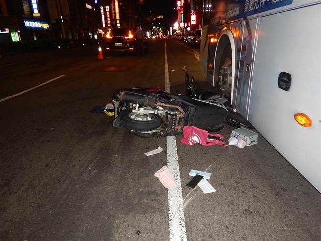 女骑士为闪国光客运直接左切出，与后方另名闪避不及的女骑士发生碰撞，波及另2车共2人伤。（读者提供／张妍溱台中传真）