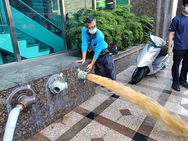 台南市政府消防局专责安检小组会同新营消防分队，针对辖内3栋高层建筑物进行消防安检。（台南市消防局提供／张毓翎台南传真）