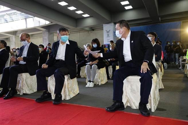 台北市长柯文哲（中）、新北市长侯友宜（右）16日出席双北世界壮年运动会组委会揭牌仪式。（台北市政府提供／张立勋台北传真）