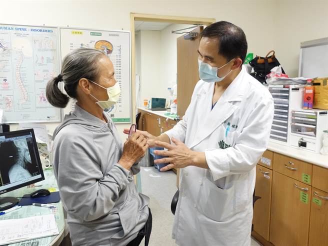 何姓婦人多年來受頸背部痠痛、暈眩所苦，經大林慈濟醫院副院長簡瑞騰手術後擺脫多年病痛。（大林慈濟提供／張亦惠嘉縣傳真）