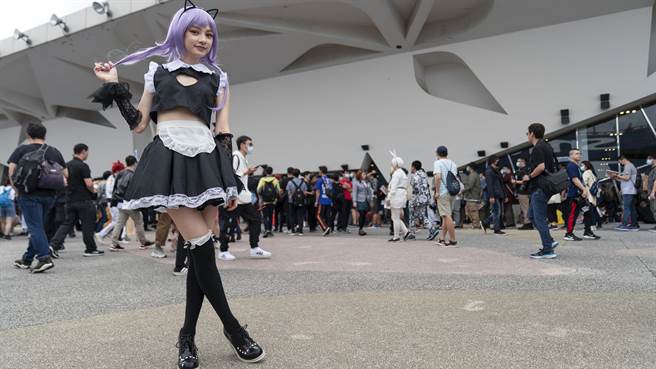 姚愛寗片中cosplay現身花博公園。（《青春弒戀》提供）