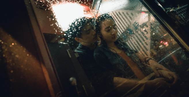 林哲熹和李沐在徐州路拍浪漫吻戲。（《青春弒戀》提供）