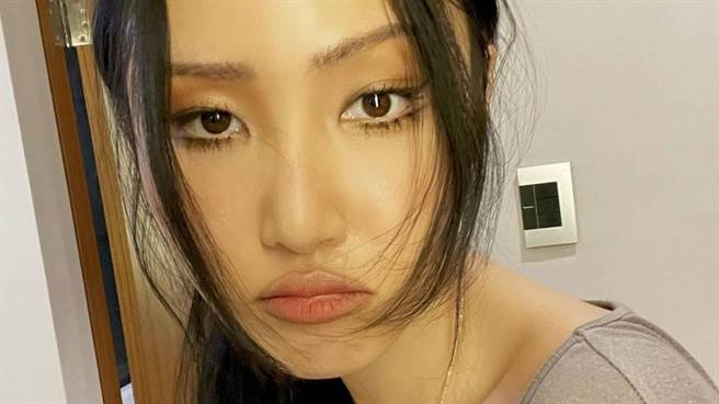 华莎近日即将推出新专辑，在曝光的杂志照中辣秀身材。（图／IG@）