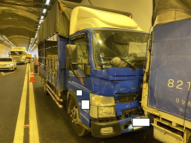 国道3号南向379.3公里处中寮隧道内16日上午10时44分发生追撞事故。（翻摄照片／林瑞益高雄传真）