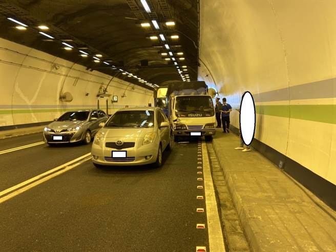 国道3号南向379.3公里处中寮隧道内16日上午10时44分发生3车追撞事故。（翻摄照片／林瑞益高雄传真）