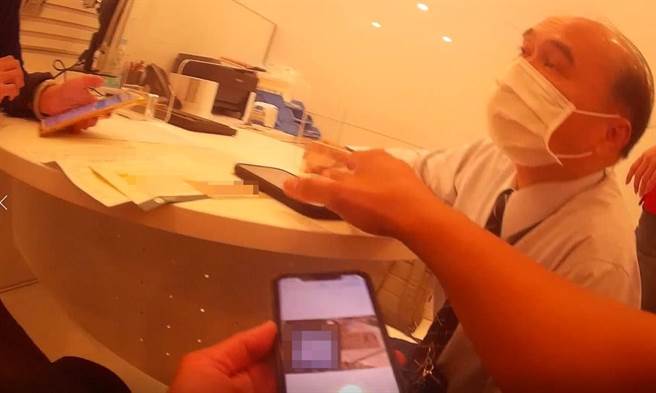 53岁邓姓女友被男网友以战地诈骗手法骗去匯款，行员查觉有异报警，也加入劝阻行列。（台中市太平警分局提供／冯惠宜台中传真）