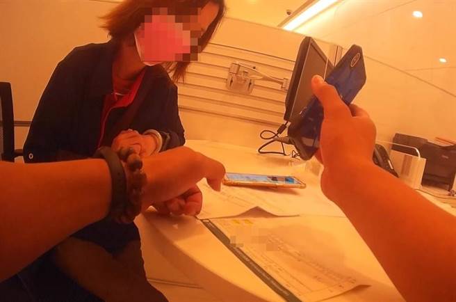 太平警分局新平派出所警员到场劝阻，并以新闻案例向邓女说明诈骗手法。（台中市太平警分局提供／冯惠宜台中传真）