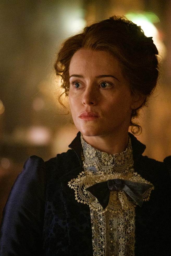 ↑克莱儿芙伊曾在影集《王冠》饰演年轻的伊莉莎白二世女王，夺下金球视后宝座。（双喜电影提供）