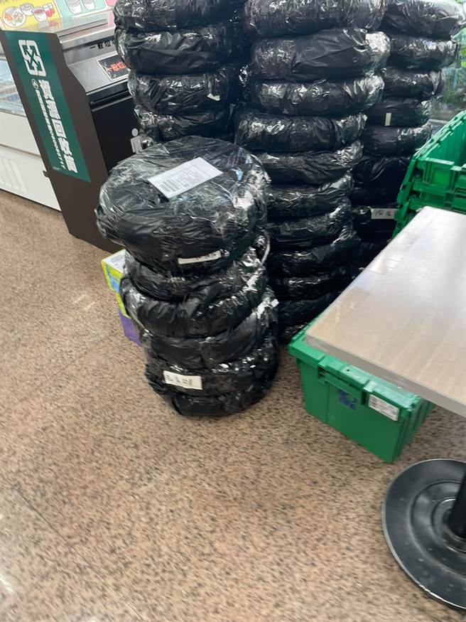 原PO表示，轮胎大约有50颗。（图／翻摄自爆废公社二馆）