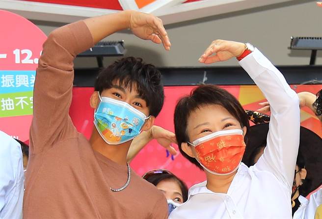 2021台中购物节10月10日开跑至今不断刷新纪录，至15日累计消费登录金额高达140亿元；柔道男神杨勇纬（左）也大力行销2021台中购物节。（资料照／卢金足台中传真）