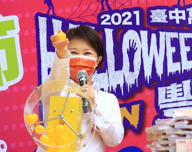 台中市长卢秀燕说，防疫不忘拚经济，台中市结合中央振兴5倍券，推动第三届台中购物节，工商消费经济復甦力道相当强劲。（资料照／卢金足台中传真）