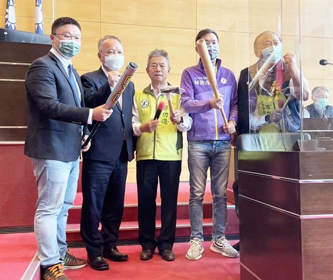 市議員鄭功進（中）等人，今天準備球棒、斧頭等隨處可取得的日用品，向警界資歷超過40年的副市長陳子敬請益，呼籲「暴力犯罪零容忍」不該淪為口號。（陳世宗攝）
