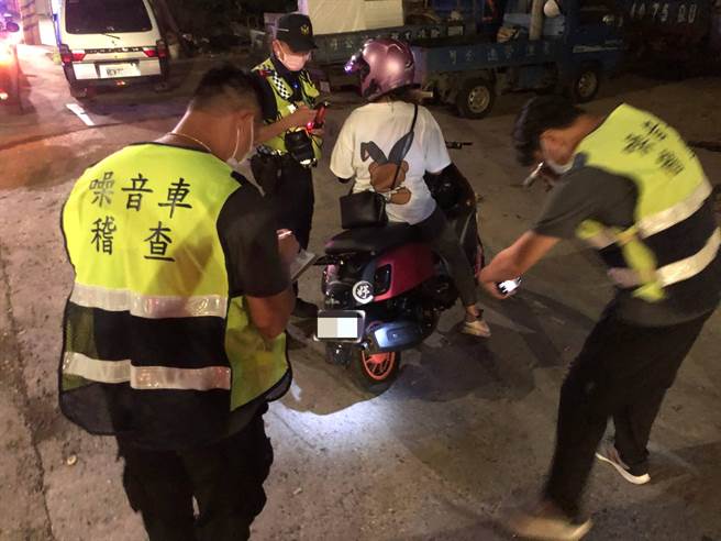 淡水警强力执法取缔改装噪音车（淡水警提供／戴上容新北传真）