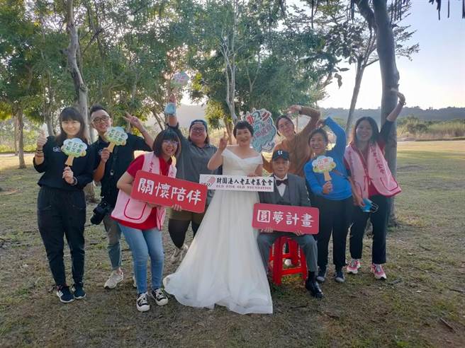 老五老基金会协助高龄90岁的吴爷爷一圆老伴婚纱梦。（王文吉摄）